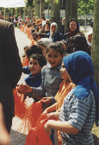 605943 Afbeelding van de buurtkinderen tijdens de ontvangst van Prins Claus ter gelegenheid van de opening van de ...